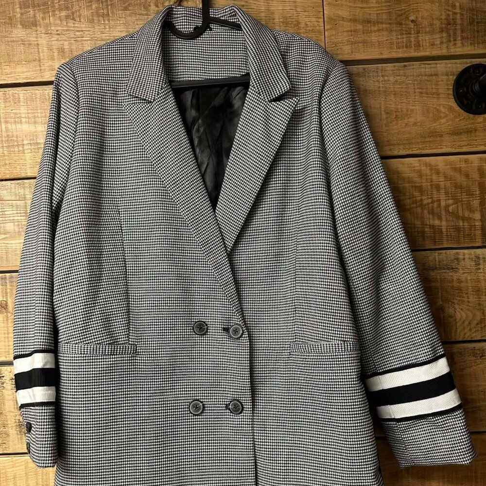 Women’s blazer by Motion, size S/P (Small/Petite), in good condition.